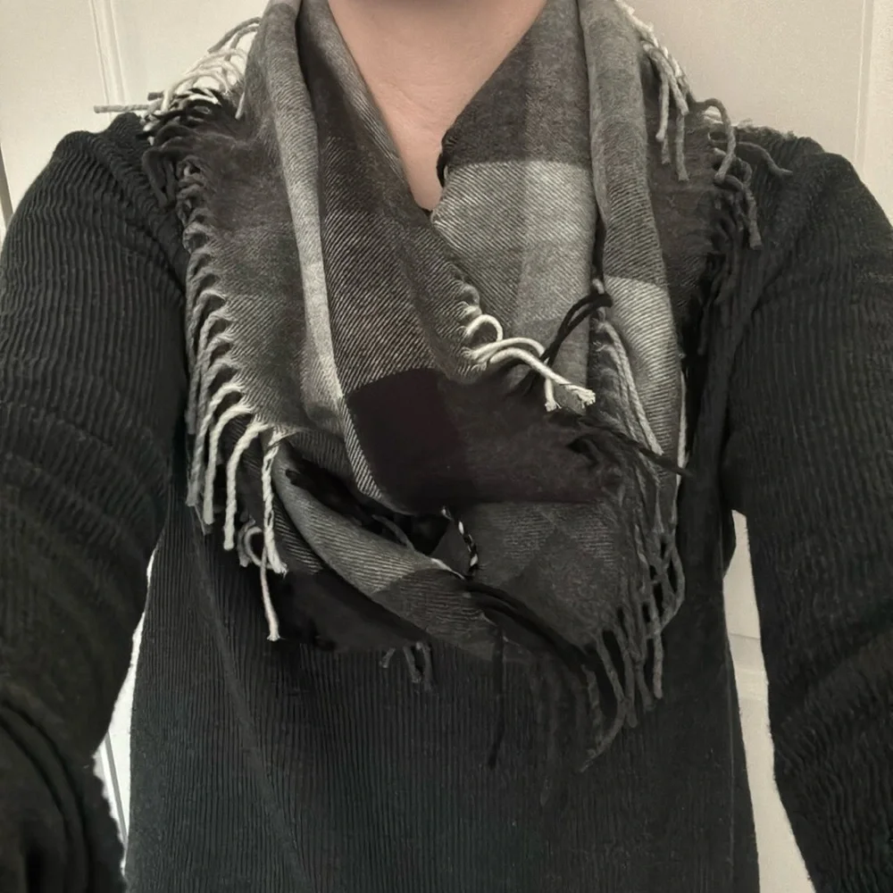 NWOT! V Fraas black/white/gray plaid fringe cashmink infinity scarf